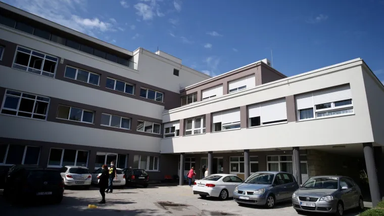 U Osijeku umro mu&scaron;karac: Na splitskom području jo&scaron; 11 zaraženih, među njima četiri njegovateljice