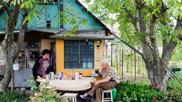 Rusi se sklanjaju u svoje skromne kućice na selu