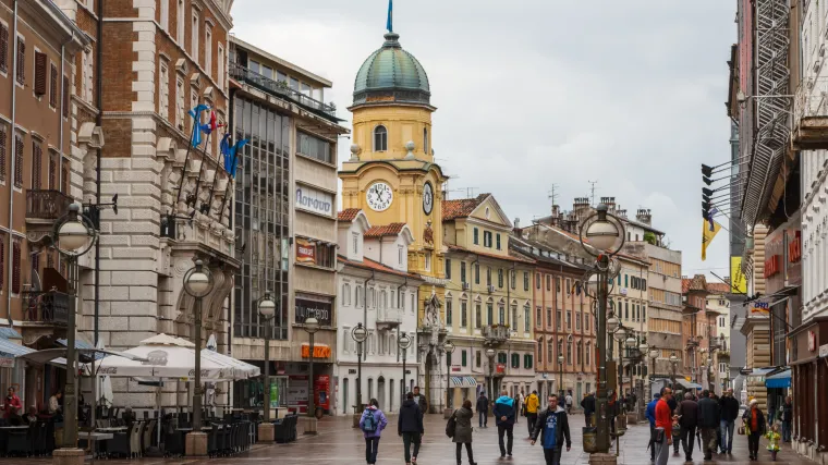 Prosvjednici u Rijeci tražili ukidanje svih mjera protiv koronavirusa, policija privela troje