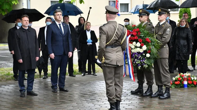 Plenković o incidentu u Okučanima: 'Milanoviću je netko očito javio da netko ima majicu HOS-a'