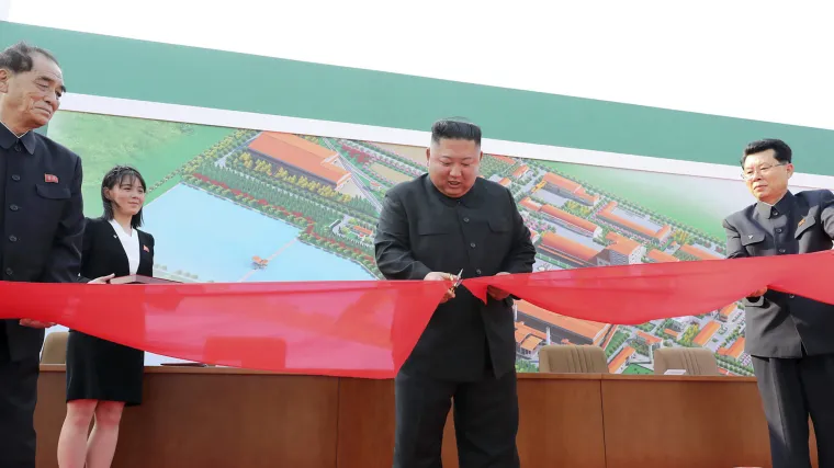 Kim Jong Un je živ! Nakon vi&scaron;e tjedana pojavio se u javnosti i otvorio tvornicu gnojiva