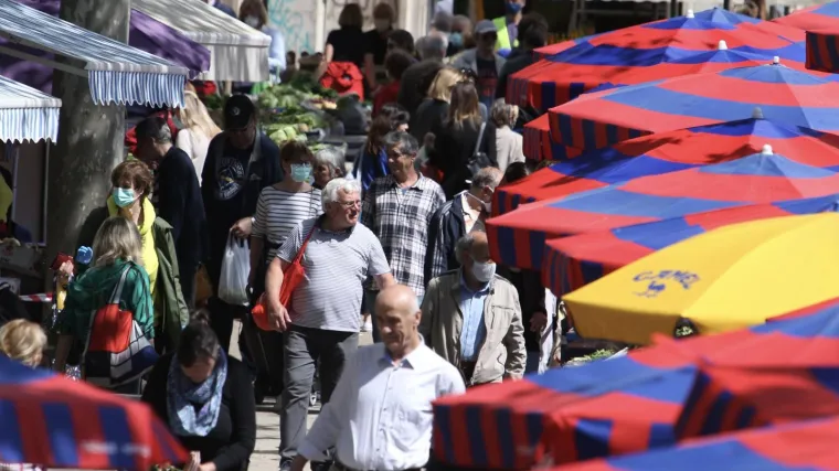 U Splitu od koronavirusa umrla jo&scaron; jedna osoba: Imaju najvi&scaron;e oboljelih, a pogledajte ovu gužvu na pazaru!
