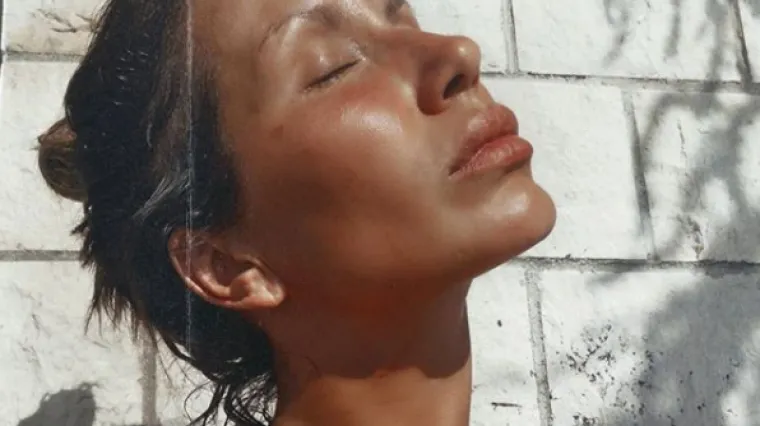 Pokazala preplanulu put i bujni dekolte: 'Tortura vitaminom D...'