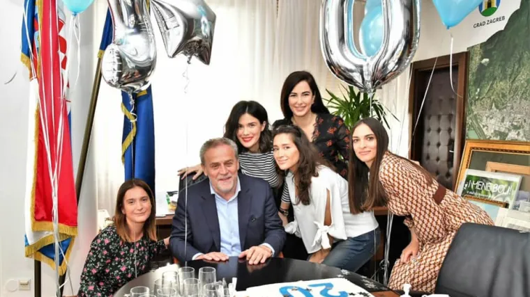 Okružio se mladim suradnicima, a u komentarima zaradio opomene