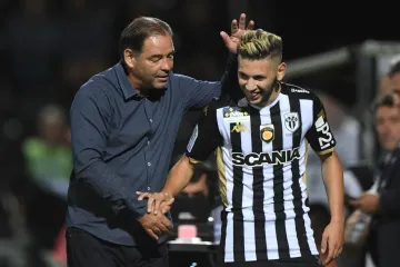 Gledao je susjedu kako se sunča i počeo se dirati