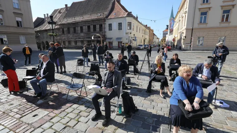 Oporba izvela performans na Markovu trgu, posjetio ih premijer: 'Odlični ste! Jel' ovo prijavljen skup?'