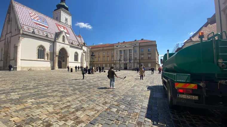 Bandić na oporbu poslao vozilo za či&scaron;ćenje ulica: 'Dezinficirat ćemo Markov trg'