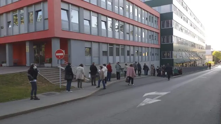 Onkolo&scaron;ka pacijentica ispred Rebra: 'Ljudi stoje u kilometarskim redovima. Ni ča&scaron;u vode nismo dobili'