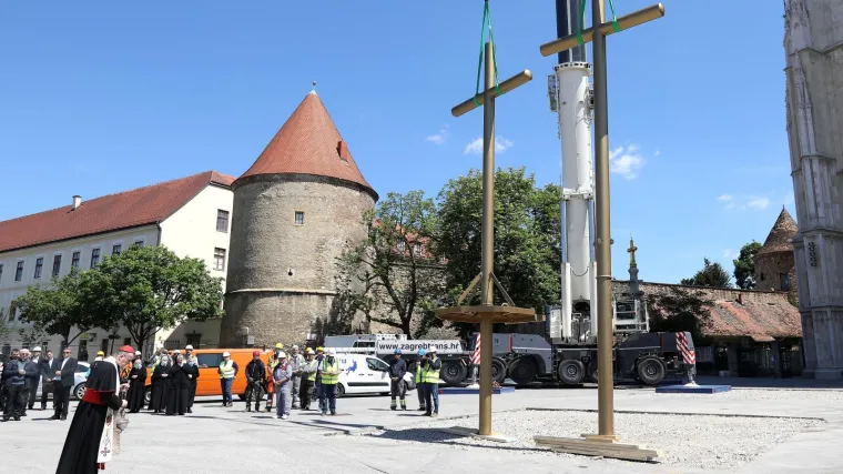 O&scaron;tećena u potresu: Kardinal Bozanić blagoslovio privremene križeve KatedralI
