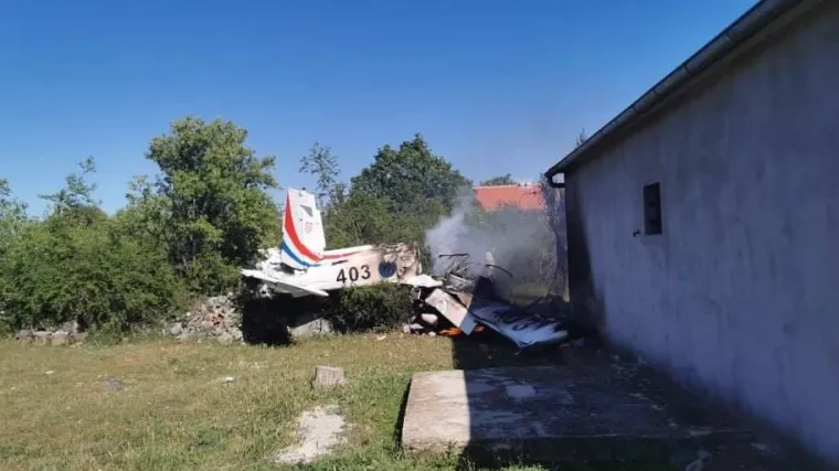 FOTO Nesreća kod Benkovca! Pao vojni avion i eksplodirao: Poginula dva pripadnika HRZ-a