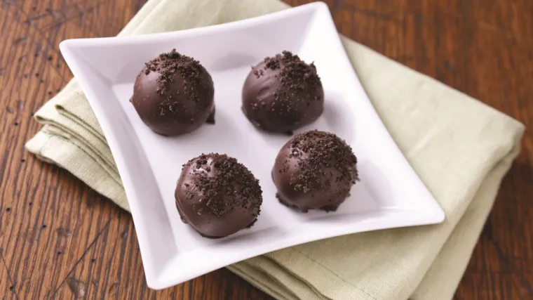 3 poslastice sa mrvljenim i mljevenim Oreo keksom spremne začas