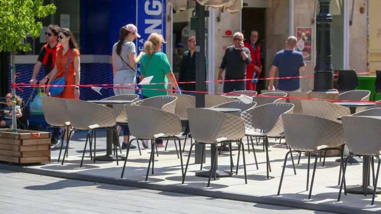 Čeka se otvaranje kafića, a dotad su popularne klupice: Za popiti kavu u papirnatoj ča&scaron;i stoji se u redu
