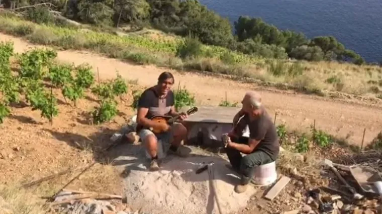 'Zaboravi sezonu, živjet ćemo od motike' - pjesma je hit na Facebooku