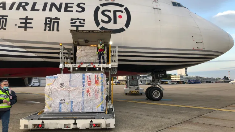 Sletio avion iz Šangaja s još 86 tona medicinske opreme: Stigle maske, viziri, testovi na koronu