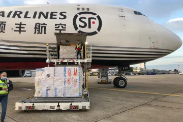 Sletio avion iz Šangaja s još 86 tona medicinske opreme: Stigle maske, viziri, testovi na koronu
