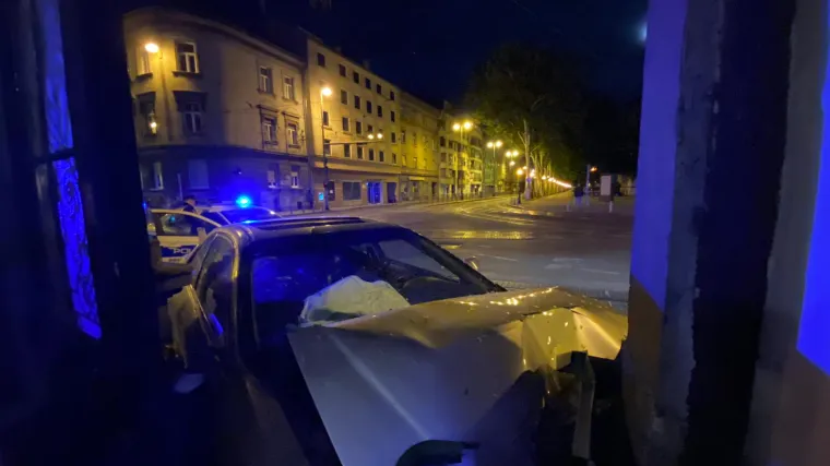 FOTO/VIDEO Dramatična noć u Zagrebu: Zaletio se u raskrižje i zabio u ulaz zgrade u Ilici