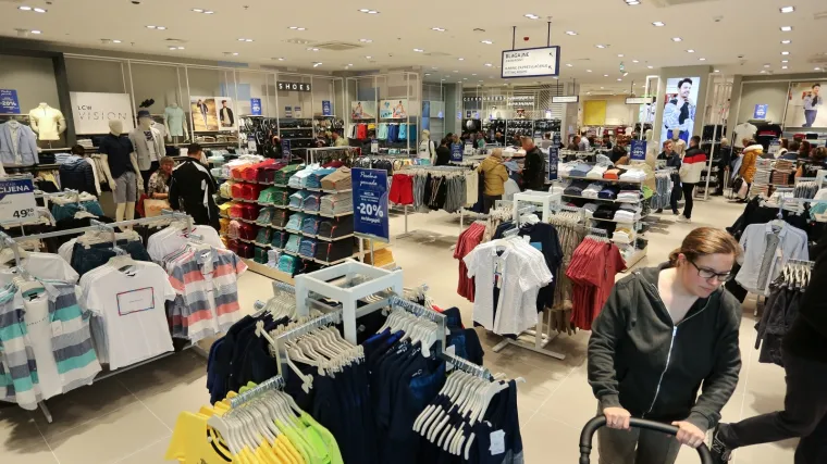 &Scaron;oping centri otvoreni, no nije bilo prevelikih gužvi: 'Nitko ne nosi maske i ne pridržavaju se razmaka'