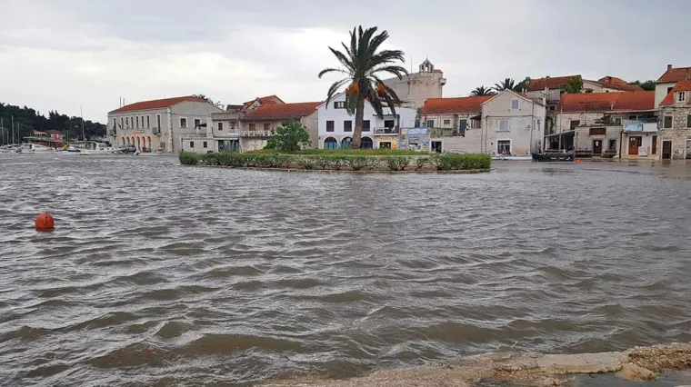 Promjena vremena 'potopila' otoke, pogledajte kakvo je stanje na Hvaru