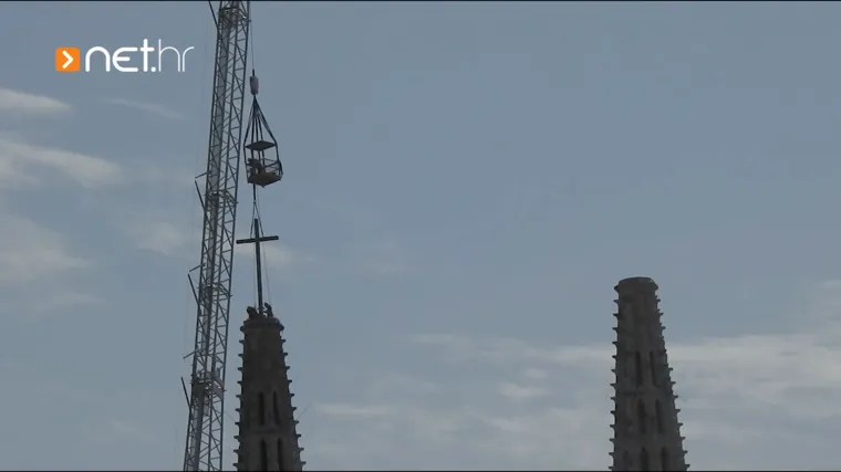Postavljanje križeva na tornjeve zagrebačke katedrale