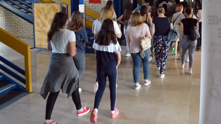 Učenici moraju potpisati izjavu da nisu bolesni, ugledni odvjetnik tvrdi: 'To je protuzakonito! Maltretira ih se'