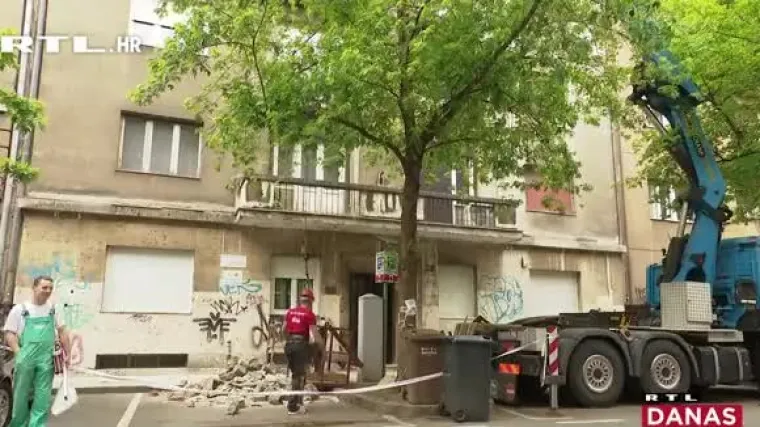 Od potresa su pro&scaron;la gotovo dva mjeseca, i izbori idu, a zakona nema: Građani za utjehu dobili dva kontejnera i poljski zahod