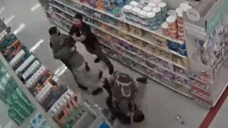 Za&scaron;titari su im rekli da moraju izaći iz trgovine, ali oni se s time nisu složili