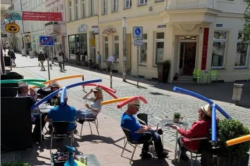 Ovaj kafić distancu održava na neobičan način: Ovako nešto prije nismo mogli ni zamisliti