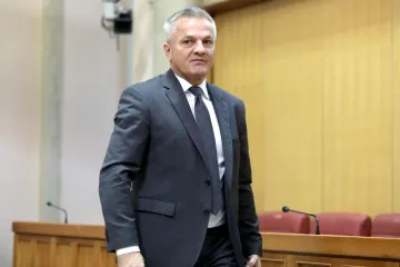 Milas tvrdi da je tamo predavanje o povijesti hrvatskog jezika shvaćeno kao veličanje NDH