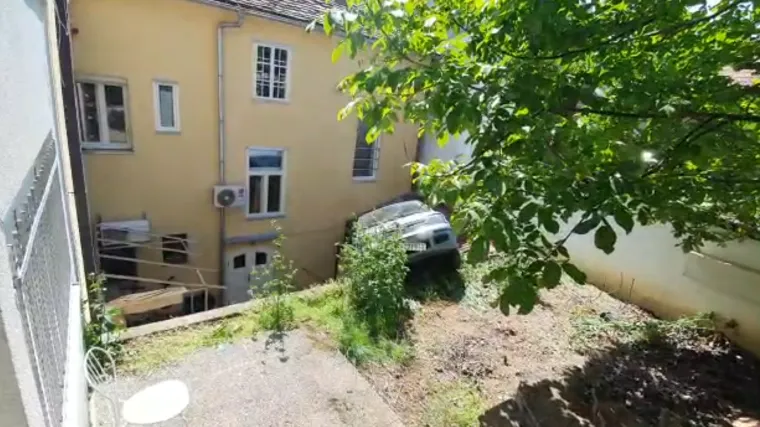 Auto parkirao na krovu, vozač izbavljen i na hitnoj