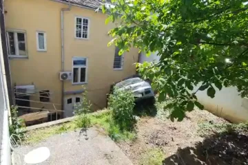 Auto parkirao na krovu, vozač izbavljen i na hitnoj