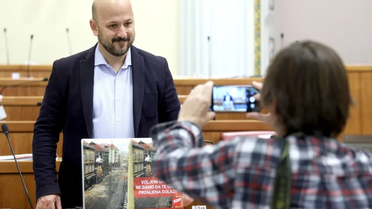 'Za&scaron;to je HDZ izabrao sebe kao prioritet, a ne Zagrepčane?', IVIĆ: 'Vi zlorabite Sabor za lokalnu kampanju'