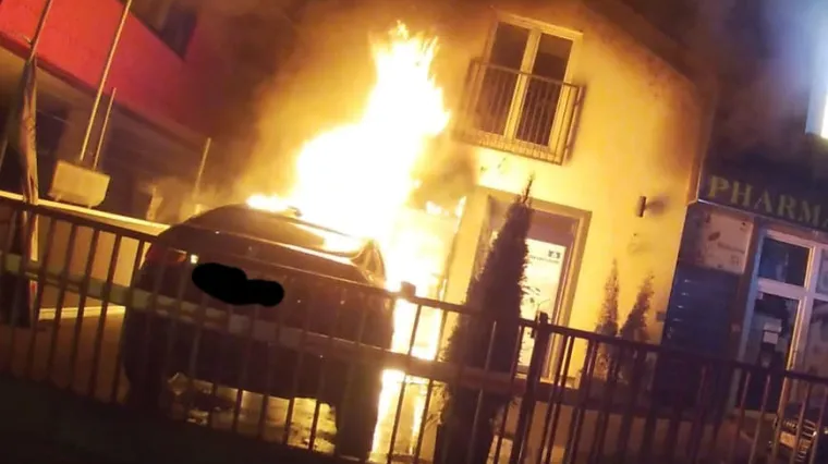 Izgorio BMW u Zagrebu: U plamenu uni&scaron;ten auto parkiran ispred kuće, a o&scaron;tećena je i fasada