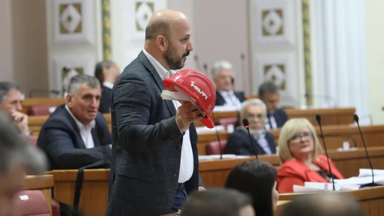 FOTO Cirkus u Saboru! Maras dao Jandrokoviću alpinističku kacigu: 'Primitivni ste kao i va&scaron; predsjednik'