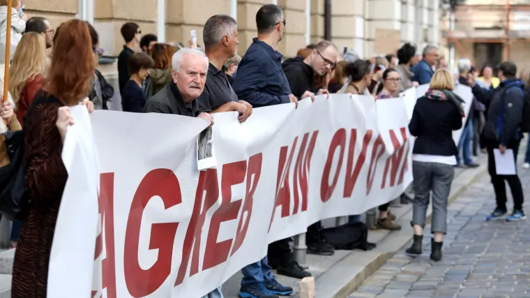 Ogorčeni građani pred Saborom: 'Nemamo vremena godinu dana!'; Plenković u&scaron;ao na stražnji ulaz