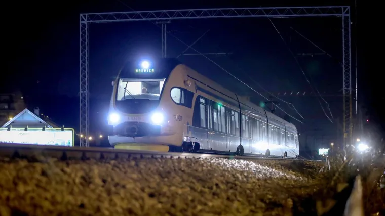 Stotinjak putnika u vlaku od Osijeka za Zagreb natiskani kao sardine u konzervi; 'Nevjerojatno!'