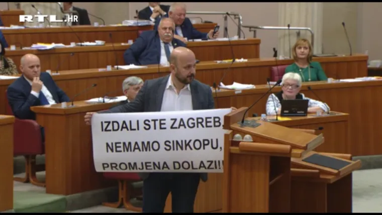 Maras donio kacigu Jandrokoviću: 'Čujem da ste alpinist'