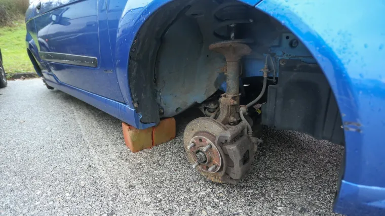 Upalio je auto, počeo voziti pa shvatio da su mu otpu&scaron;teni vijci s jednog kotača