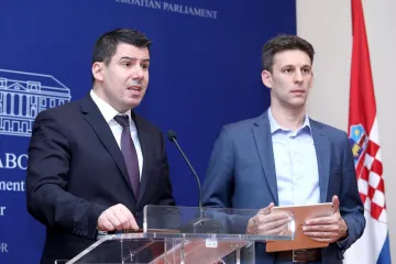Nakon bivšeg ministra, odlazi još dvoje članova užeg vodstva stranke, a i Strenja Linić odlazi iz politike