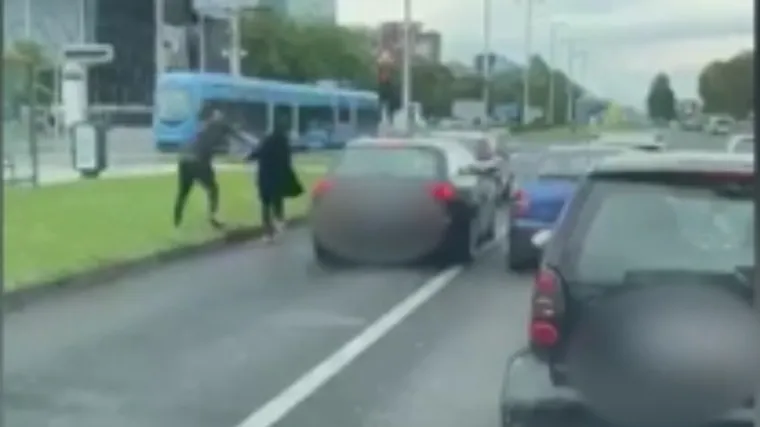 VIDEO &Scaron;okantne scene u Zagrebu! Potukli se nasred ceste: Udarali se &scaron;akama i natjeravali autima