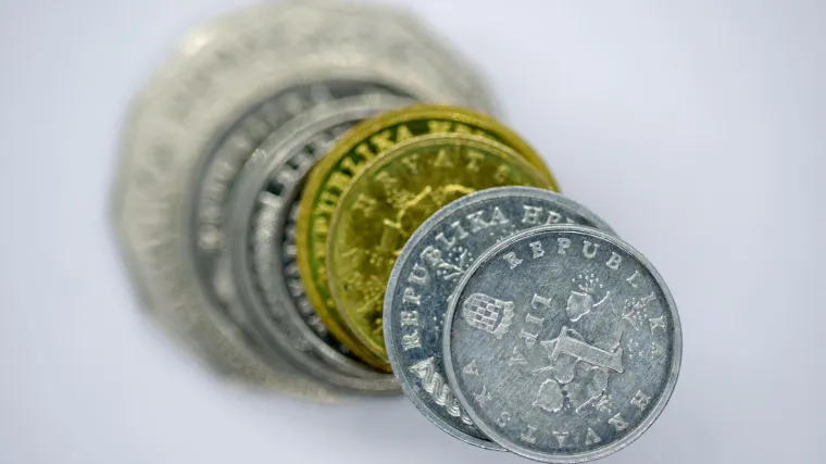 Urlao na prijateljicu, psovao i lupao po vratima, a dobio kaznu od 3,20 kn! 'Živimo u banana-državi'