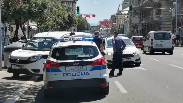 Filmska potjera u Rijeci: Dostavnim vozilom poku&scaron;ao pobjeći policiji, stao kad mu se probu&scaron;ila guma