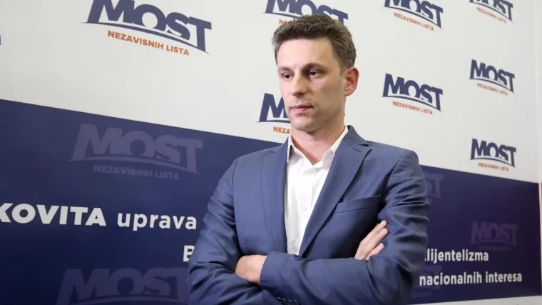 Most u sve većim problemima: Stranku napustili županijski vijećnici u Sisku