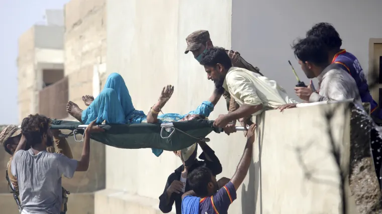 Udario u toranj pa se sru&scaron;io na kuće: Na&scaron;li 56 tijela, strahuje se da je većina putnika u avionu poginula