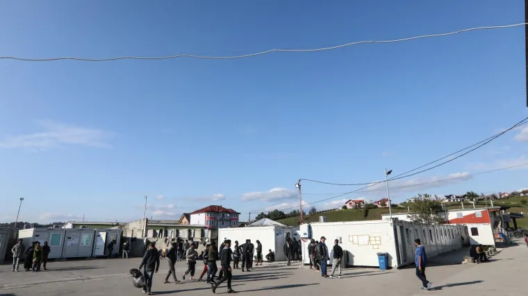 Usijana atmosfera na granici BiH i Hrvatske: Migranti pale objekte, policija odgovorila silom