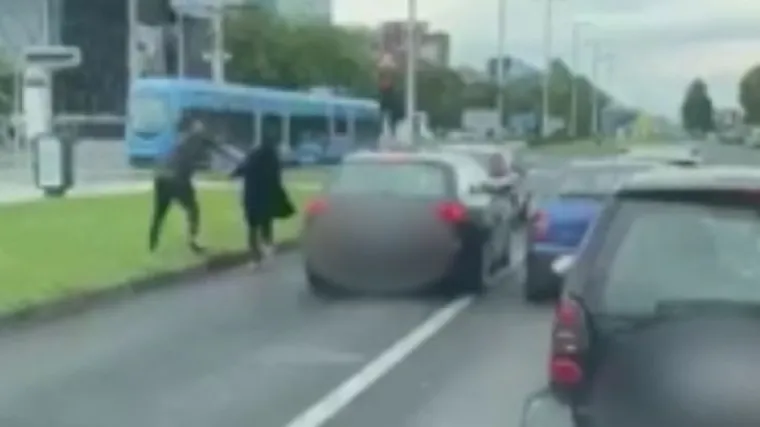 'Iz auta je izvadio neku letvu i lupao me po arkadi, a suvozačica me čupala i vikala da je trudna'