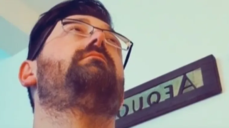 Ovako to izgleda kad se on moli da postane Papa