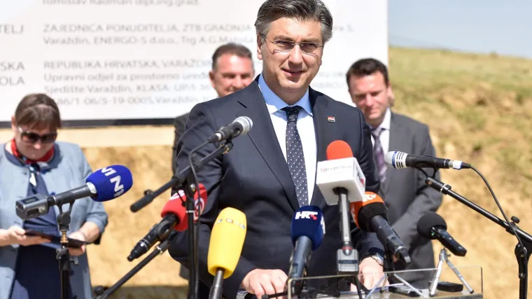 Plenković: 'Ako su se ljudi vratili na posao, ako rade dućani, za&scaron;to djeca ne bi i&scaron;la u &scaron;kolu?'