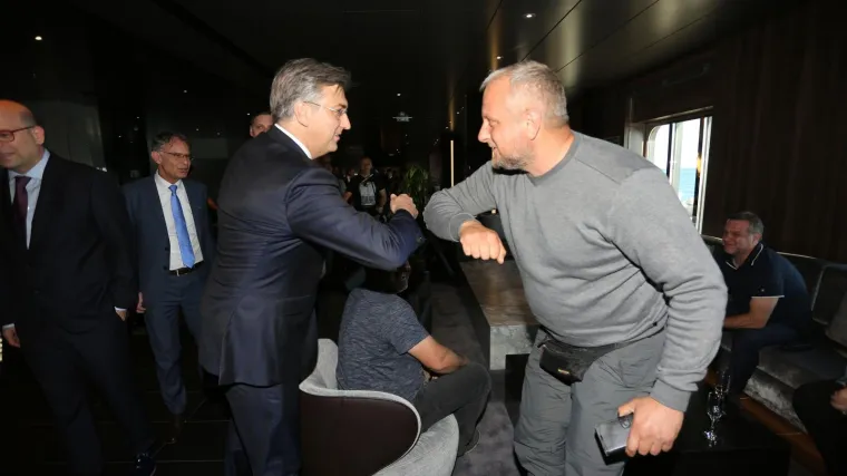 Rukovati se ili ne? Političari u kampanju kreću s upitnicima iznad glave: 'Dovodimo se u nepriliku'