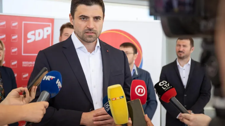 Bernardić napao Bačića: 'Je li to onaj koji je preko vikenda upisao svojih 26 nekretnina u imovinsku karticu'