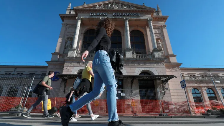 Masivna kamena ograda na krovu prijeti urušavanjem
